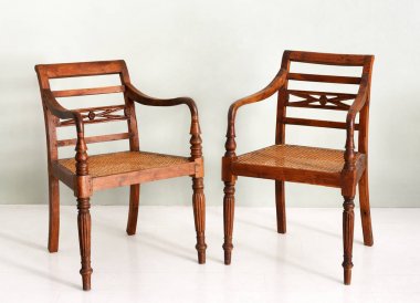 İki vintage sömürge tarzı ahşap koltuklar