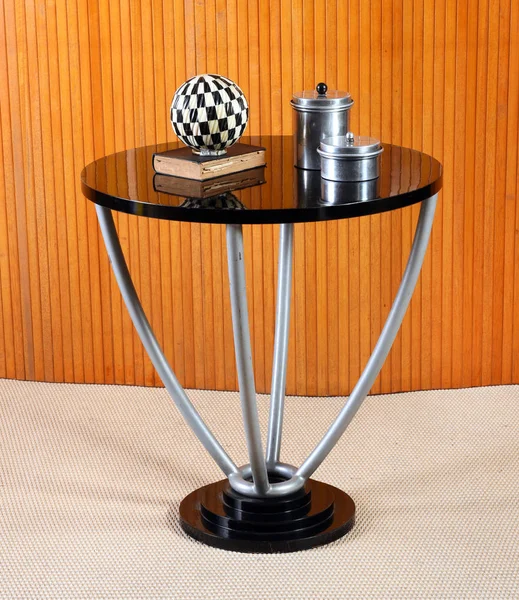 Starožitný kulatý stůl s dekorativní předměty — Stock fotografie