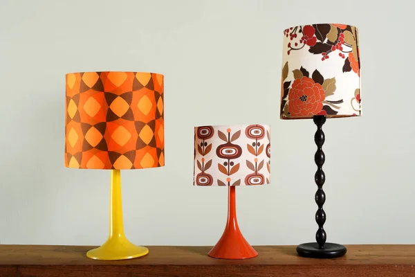 Trois lampes de table vintage avec des nuances colorées — Photo