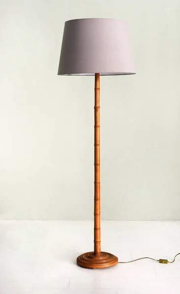 Lampe de sol avec base en bambou et abat-jour violet pâle — Photo