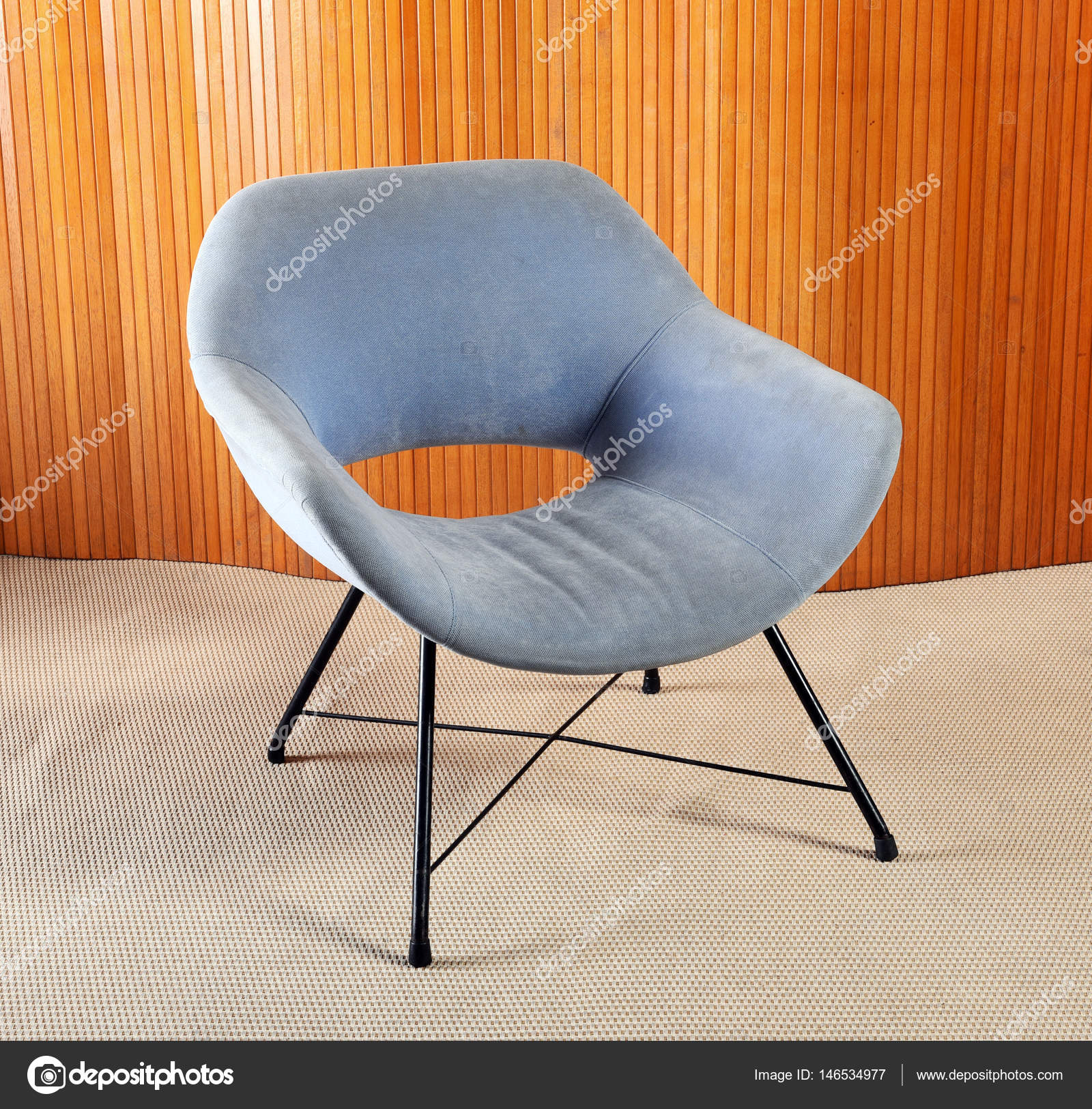 Retro Blauem Samt Stuhl Mit Schwarzen Beinen Im Zimmer