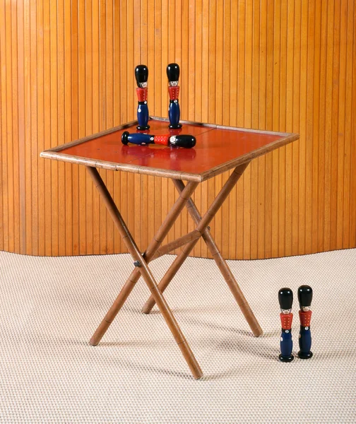 Hračka Soliders s malými Retro skládací stůl — Stock fotografie