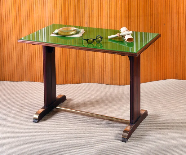 Dřevěný psací stůl s zeleným horním povrchem — Stock fotografie