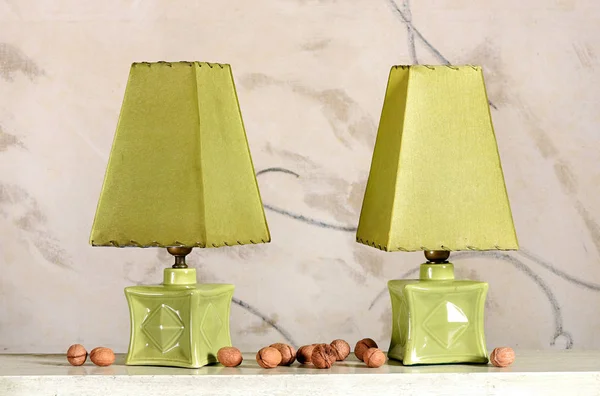 Antika yeşil Masa lambaları ceviz ile çifti — Stok fotoğraf