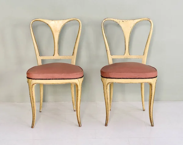 Par de sillas retro amarillas con asientos acolchados rosados —  Fotos de Stock