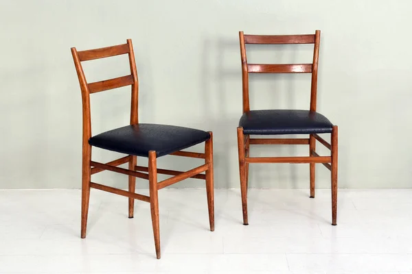 Ζεύγος αυτό των Chairs ρετρό κουζίνα με ξύλινα πόδια — Φωτογραφία Αρχείου