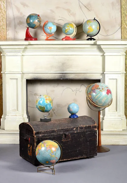 Old battered chest or trunk with vintage globes — Stock Photo, Image