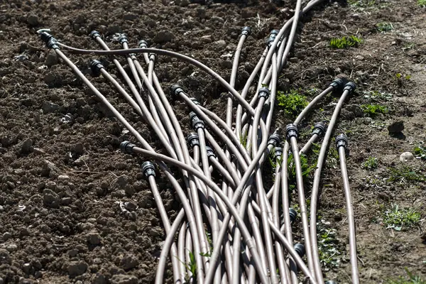 Bunt av plast bevattning rör på marken — Stockfoto