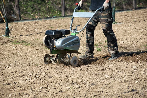 男は耕すか、または植わることのための土壌を除草 — ストック写真