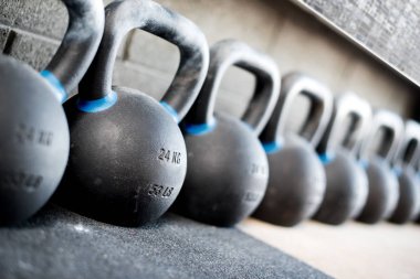 Satır bir spor salonunda kettlebell veya girya ağırlıkları