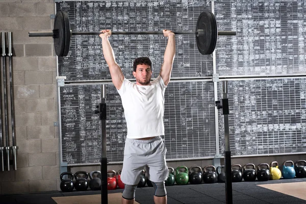 Forte bodybuilder sollevamento bilanciere pesante — Foto Stock