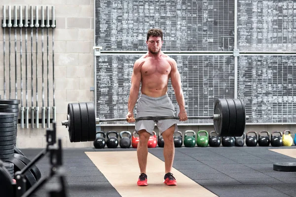 Crossfit atlet bir deadlift yapıyor — Stok fotoğraf