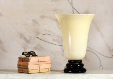 Vintage uplighter cam lamba trompet şeklinde