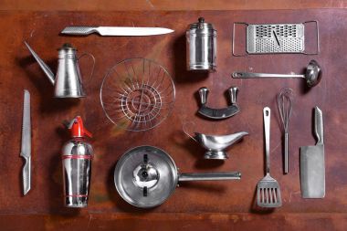 Çeşitli metal mutfak eşyaları koleksiyonu