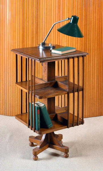 Kleine mobiele houten boekenkast op wielen — Stockfoto