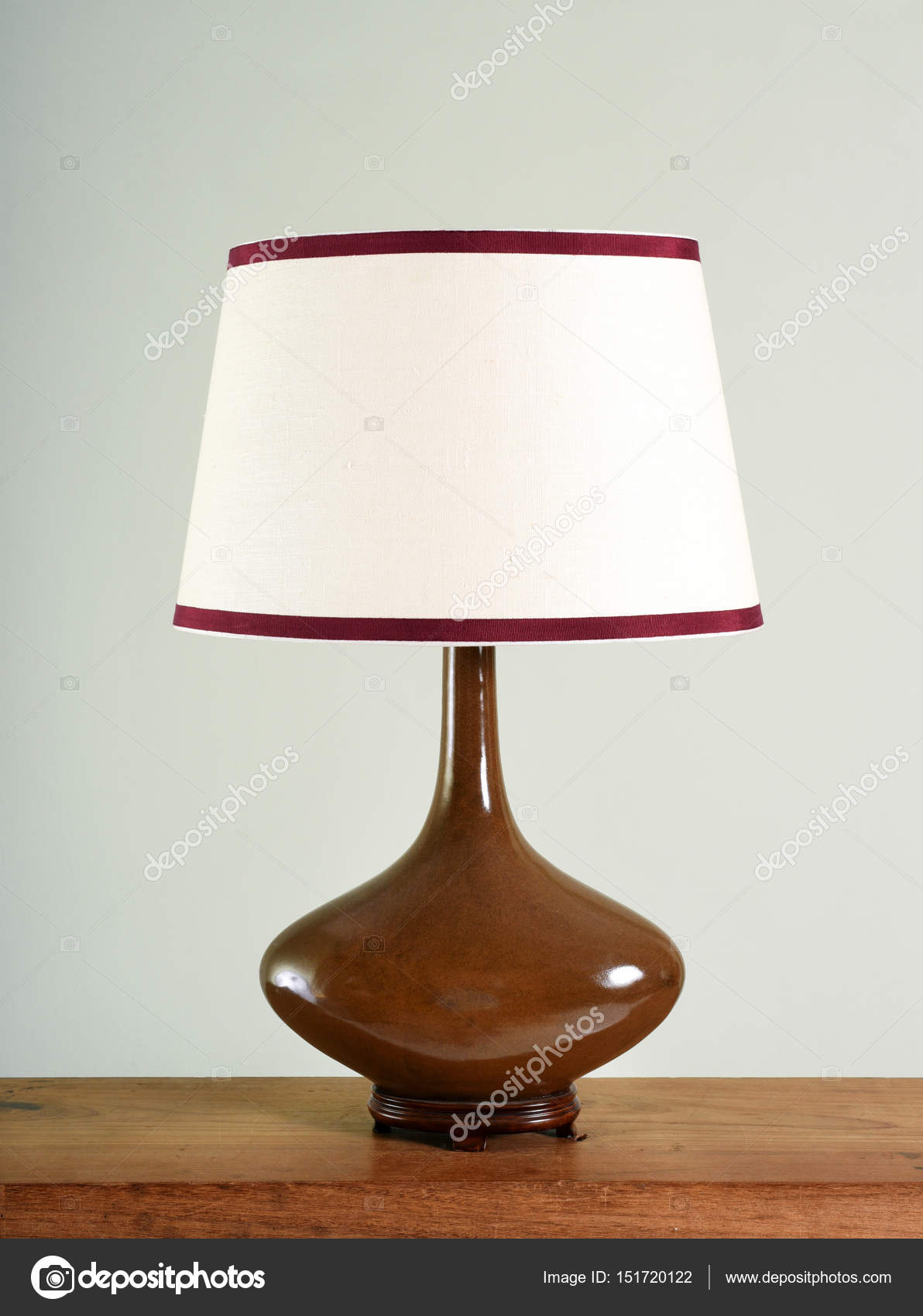 Elegante braune bauchige Vintage Lampe mit Schirm — Stockfoto ... Elegante braune bauchige Vintage Lampe mit Schirm — Stockfoto ...