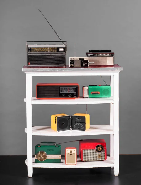 Sammlung farbenfroher Vintage-Transistorradios — Stockfoto