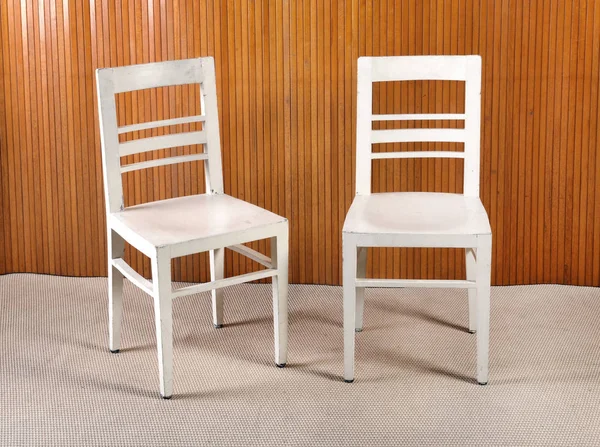 Dwa zwykły biały malowane krzesła kuchenne drewniane — Zdjęcie stockowe