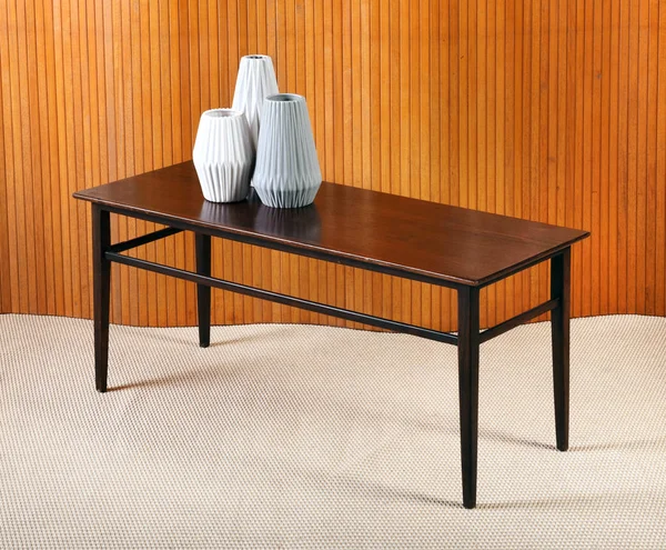 Kleiner Holztisch mit Vasen — Stockfoto