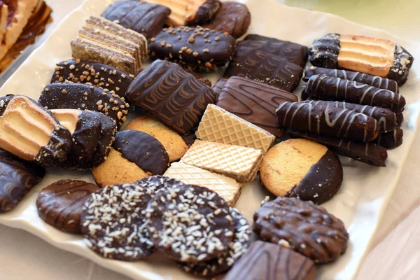 Tálca válogatott csokoládés sütemények és candy — Stock Fotó