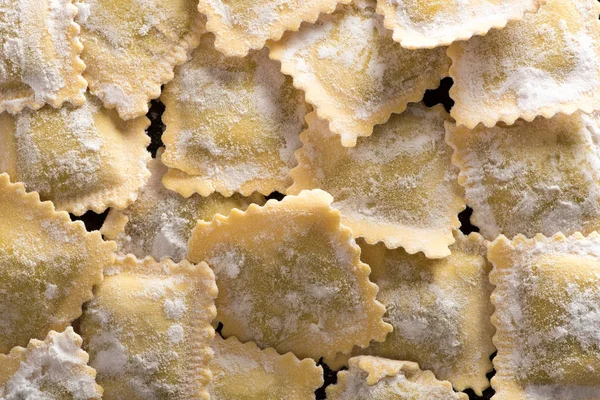 Kézzel készített olasz ravioli tésztával — Stock Fotó