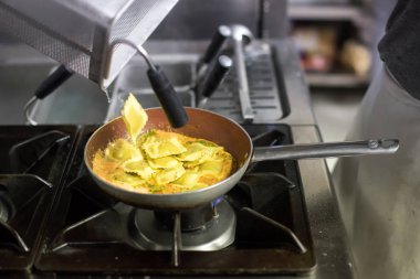 Mantı makarna kızartma tavası koyarak Şef