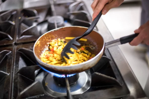 Suddig bild av matlagning tagliatelle pasta — Stockfoto