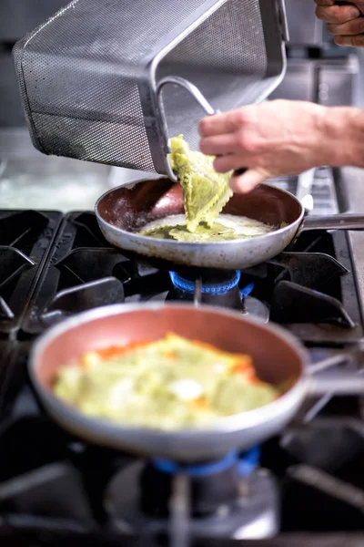 Шеф-кухар, приготування італійської Равіолі макаронних виробів. — стокове фото