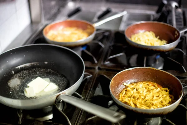 Fyra stekpannor på brännare i restaurang — Stockfoto