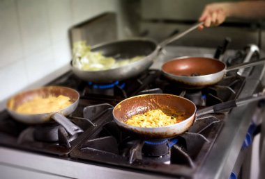 İtalyan makarna ve bir yazıcı üzerinde yemek sosları