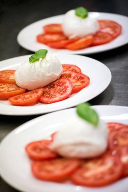 Üç tabak taze İtalyan Caprese salatası