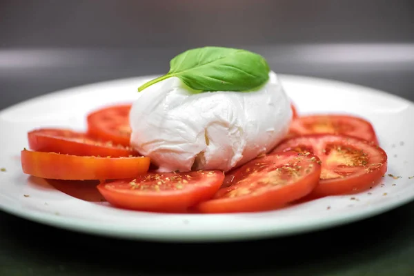 Свежий итальянский салат капрезе на тарелке — стоковое фото