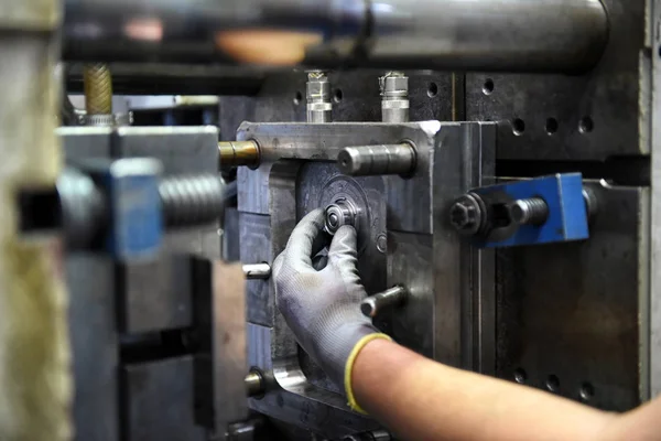 Trabajador que trabaja en maquinaria industrial grande — Foto de Stock