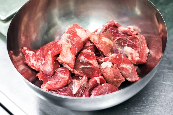 Pedaços de carne vermelha crua fresca em uma tigela de metal — Fotografia de Stock
