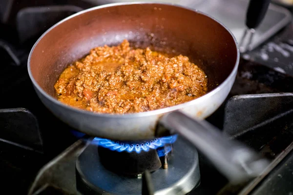 Італійський чабер рагу соусом м'ясо приготування їжі на пальнику — стокове фото