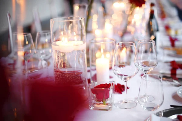 Cenário romântico de mesa de jantar à luz de velas — Fotografia de Stock