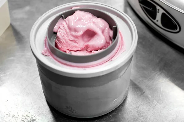 Машина для приготовления мороженого в ресторане — стоковое фото
