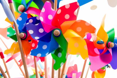 Beyaz arka plan renkli pinwheels