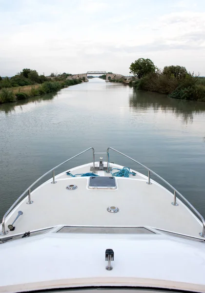 Barco navegando em um canal ou via navegável — Fotografia de Stock