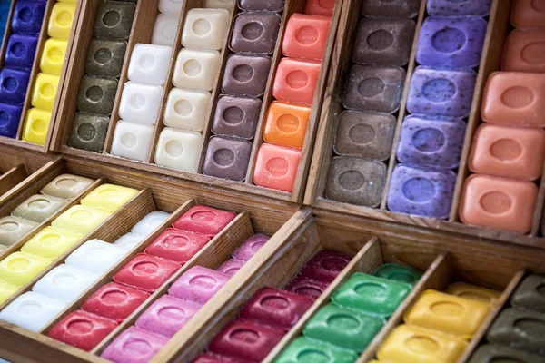 Sabonetes coloridos Marselha dispostos em caixas — Fotografia de Stock