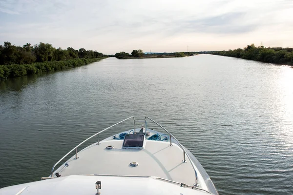 Barco de cruzeiro se aproximando de um garfo em um canal — Fotografia de Stock