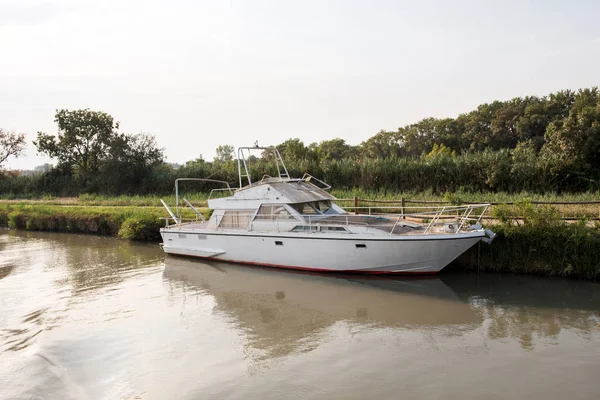 Abandoned boat moored to shore — Stock Photo, Image