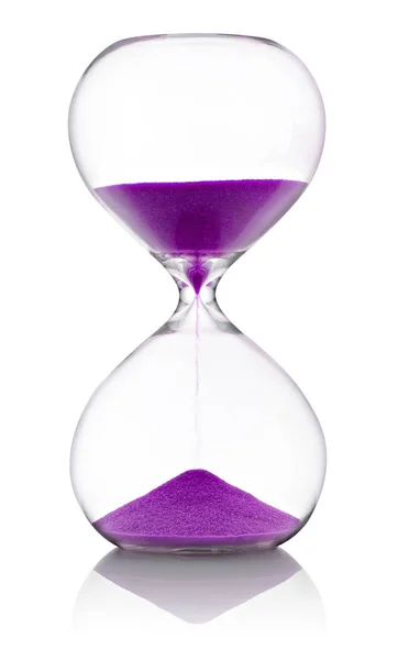 Přesýpací hodiny s fialovými písku na bílém pozadí — Stock fotografie