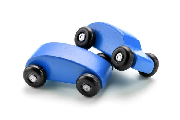 Beyaz arka plan mavi oyuncak araba kazası — Stok fotoğraf