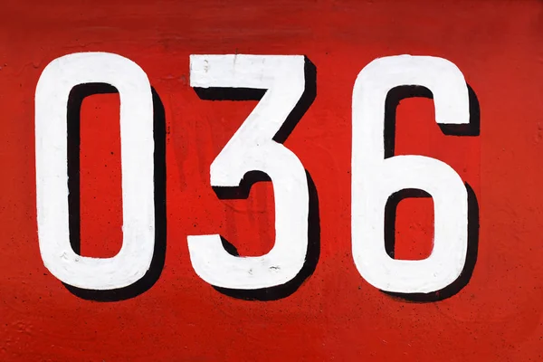 赤い背景に対して番号 036 — ストック写真
