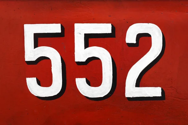 Weiße 3D-Zahl 552 auf rot — Stockfoto