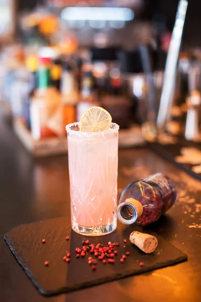 Cocktail alcolico freddo con melograno — Foto Stock