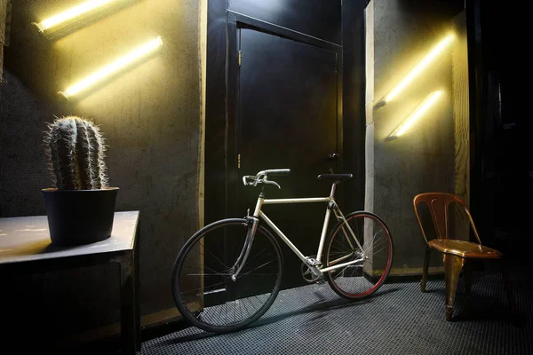 Велосипед в прохладном современном номере — стоковое фото