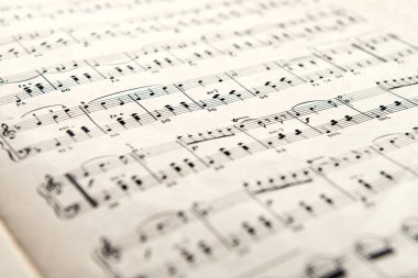 Müzik notaları ile tablosunun görünümünü kapat