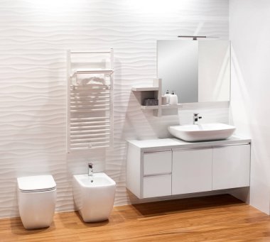 Sade tek renkli beyaz banyo